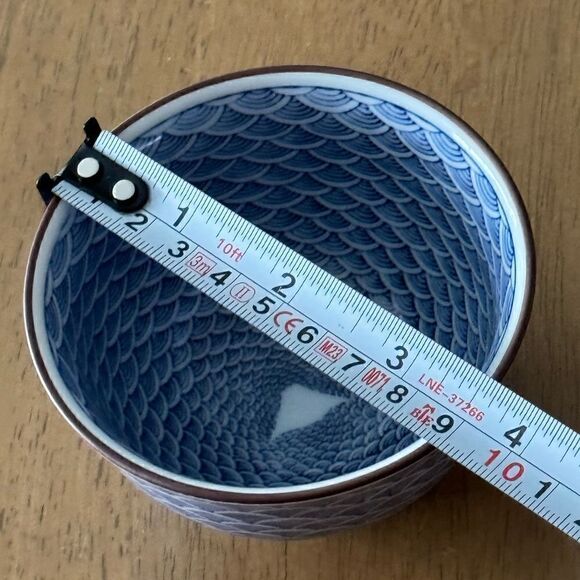 JAPANESE PORCELAIN FISH SCALES PATTERN BOWLS WITH LIDS. SET OF 2 - Picture 5 of 5